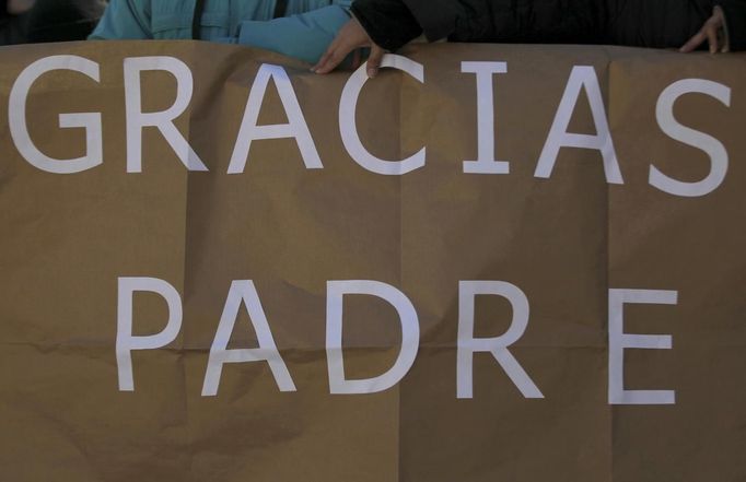 A sign reading "Thank you Father" in Spanish is seen in St Peter's Square as Pope Benedict XVI holds his last general audience at the Vatican February 27, 2013. The weekly event which would normally be held in a vast auditorium in winter, but has been moved outdoors to St. Peter's Square so more people can attend. The pope has two days left before he takes the historic step of becoming the first pontiff in some six centuries to step down instead of ruling for life. REUTERS/Max Rossi (VATICAN - Tags: RELIGION) Published: Úno. 27, 2013, 10:36 dop.