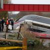 Záchranáři na místě vykolejení rychlovlaku TGV
