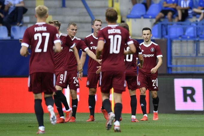 Sparta - Liberec. Hráči Sparty se radují z prvního gólu, vpravo jeho autor Jakub Pešek.