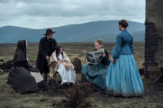 Josie Walkerová, Toby Jones, Kíla Lord Cassidyová, Niamh Algarová a Florence Pughová.