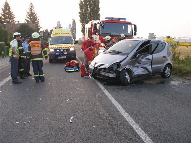 Nehoda dvou aut zablokovala silnici z Hradce