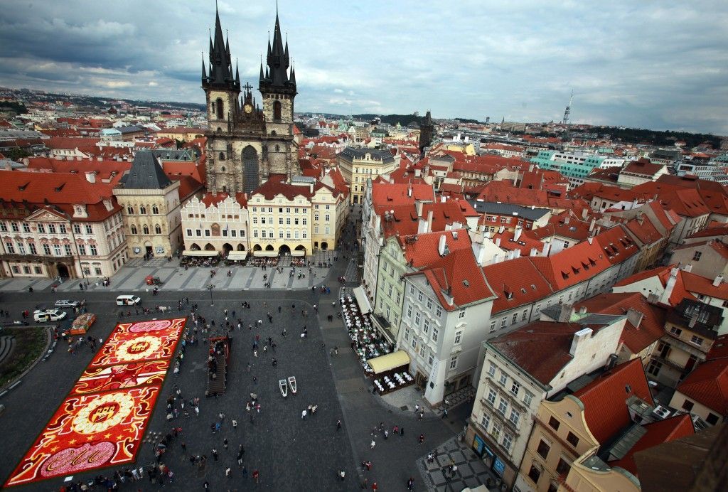 Koberec z begónií na Staroměstském náměstí