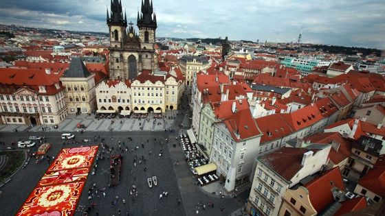 150 tisíc živých květů pokrývá Staroměstské náměstí