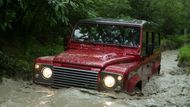 V roce 1983 už bylo zapotřebí, aby auto dostalo vlastní název. Proto se od této chvíle jmenuje Land Rover Defender. Došlo k další změně designu, off-roadová syrovost ale zůstala.