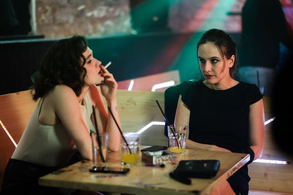 An alcoholic's notebook tells an inspiring story about regaining independence.  The picture shows Alžběta Malá as Eva and Tereza Ramba in the role of Michaela.