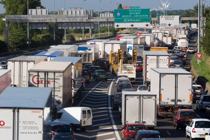 30. 6. - Paříž zažívá blokádu, Francouzi chtějí nižší daně - Cena ropy láme další rekordy. Autodopravcům po celém světě dochází trpělivost. Tentokrát se zastavila doprava ve Francii.  V zemi galského kohouta od začátku roku stoupla cena motorové nafty o sedmnáct procent a silniční poplatky za tři roky vzrostly o čtvrtinu. Stovky kamiónů na protest proti vládě, která dosud nijak nezasáhla, zablokovaly francouzské dálnice v okolí velkých měst.  Další podrobnosti si přečtěte ve zprávě zde