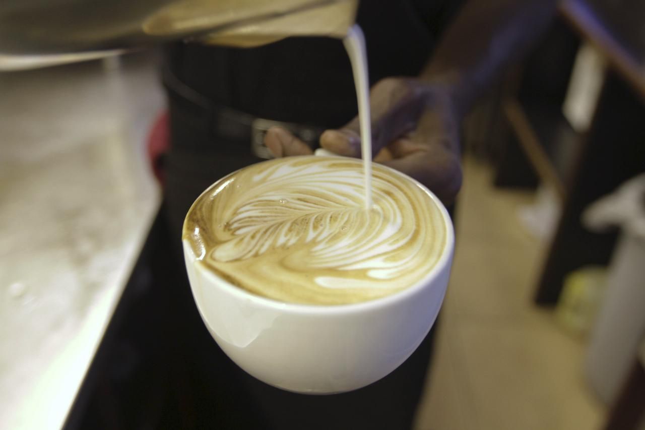 Příprava kávy, kavárna - ilustrační foto