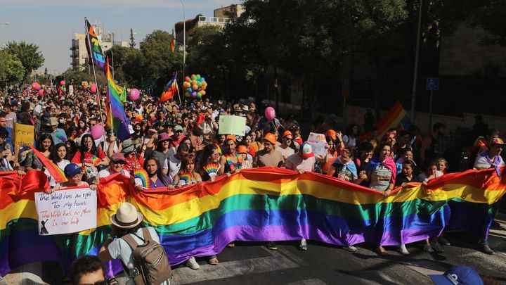 Duha, lesk a hudba, ale hlavně boj proti diskriminaci a homofobii. Svět slaví "pride"; Zdroj foto: Reuters