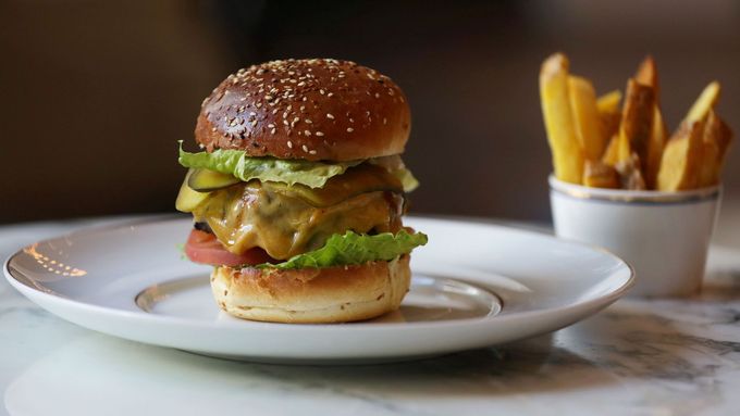 Restaurace Spectrum v amsterodamském hotelu Waldorf Astoria dříve nabízela rafinovaná finediningová menu. V době covidu ale musela přejít na burgery.