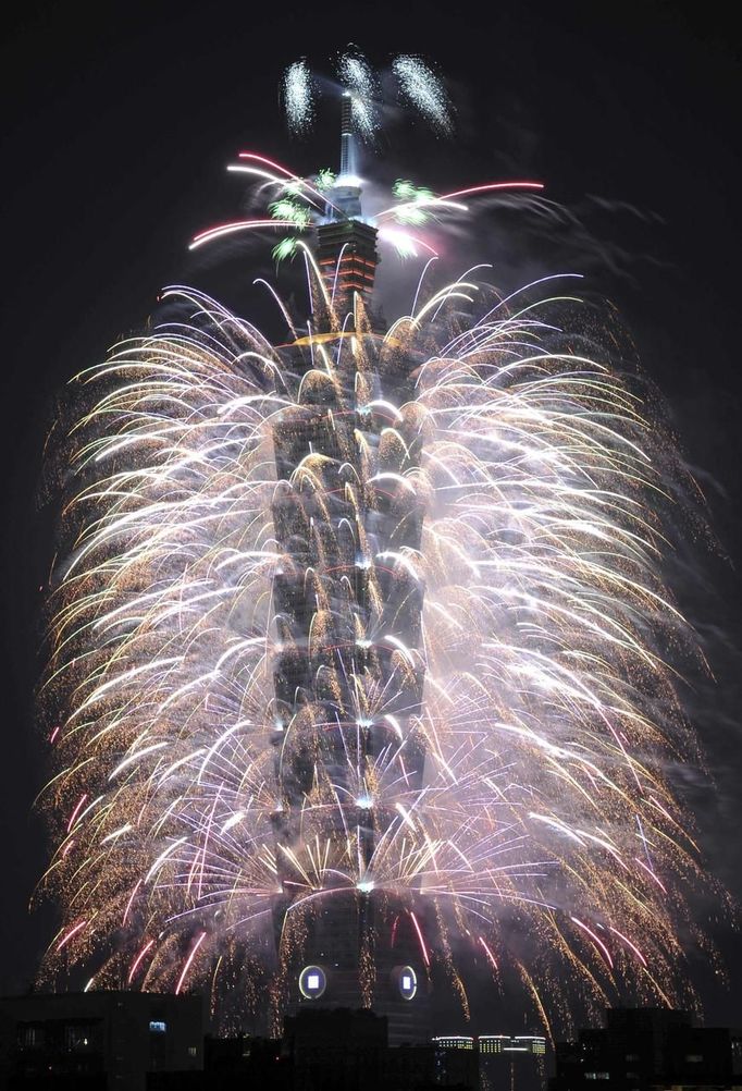 Ohňostroj na mrakodrapu Taipei 101 na Tchajwanu. Taipei 101 je momentálně druhá nejvyšší budova světa.