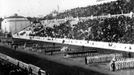 Sportovní výpravy jednotlivých států při slavnostním defilé na olympijském stadiónu v Athénách v roce 1896.