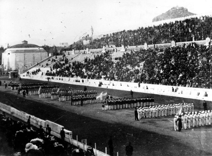 Sportovní výpravy jednotlivých států při slavnostním defilé na olympijském stadiónu v Athénách v roce 1896.