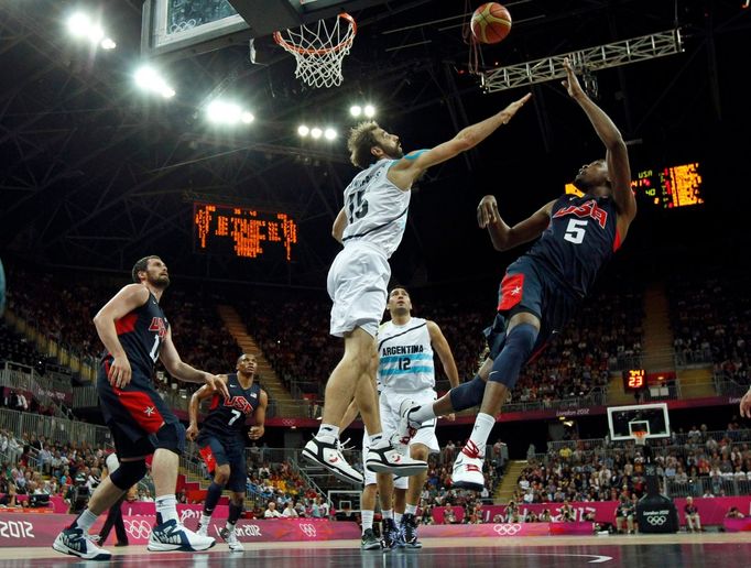 Americký basketbalista Kevin Durant skóruje přes Argentince Federica Kammericha v utkání skupiny A na OH 2012 v Londýně.