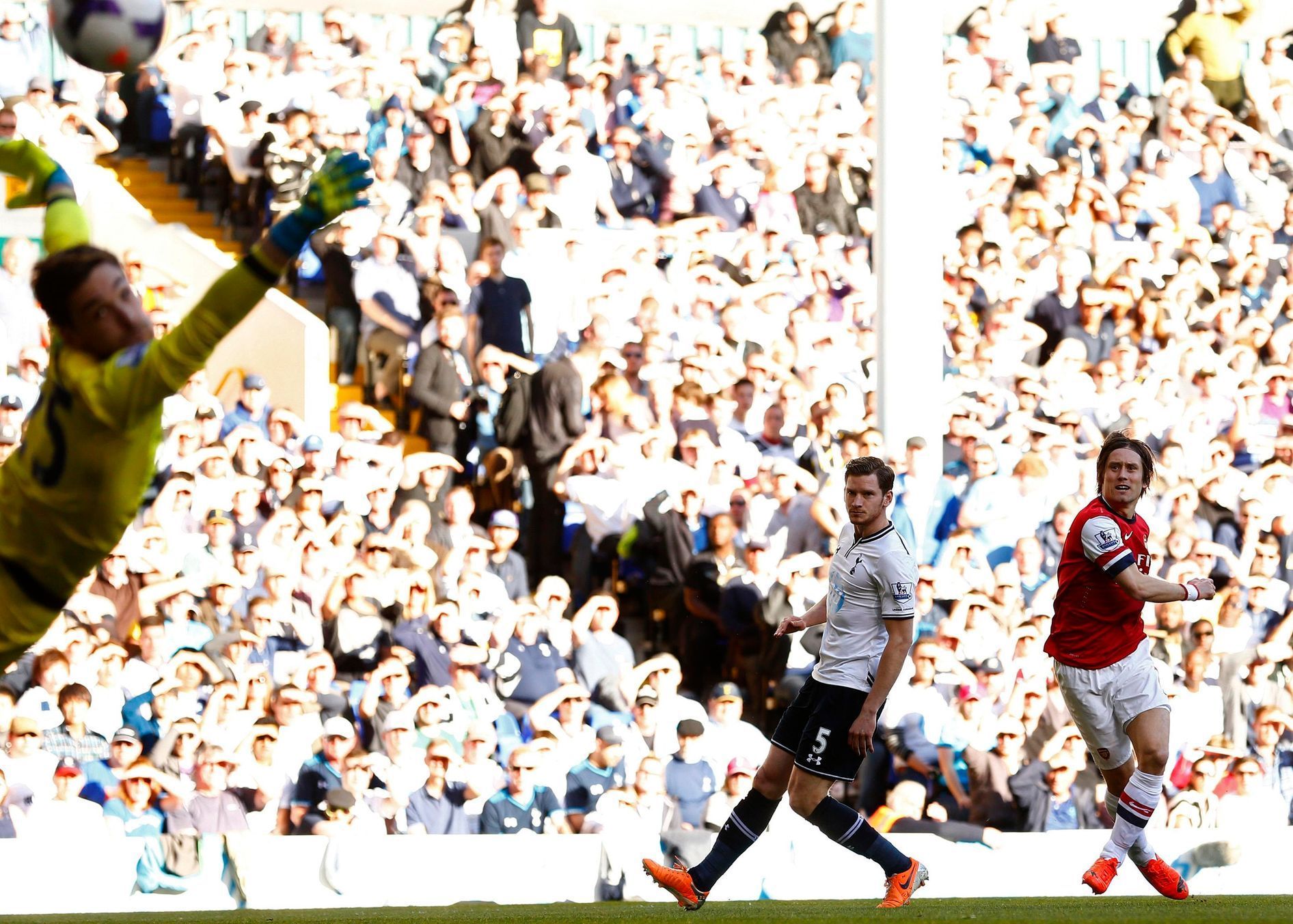Tomáš Rosický skóruje v utkání na hřišti Tottenhamu