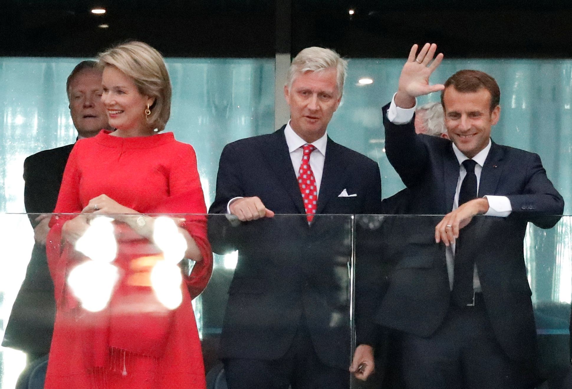 Královna Mathilde Belgická s králem Filipem Belgickým a francouzský prezident Emmanuel Macron na semifinále MS 2018 Francie - Belgie