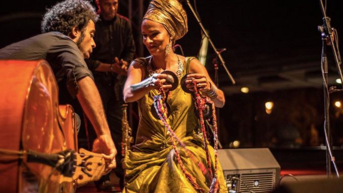 Marocká zpěvačka Oum zazpívá v Hradci v Biu Central 13. října.
