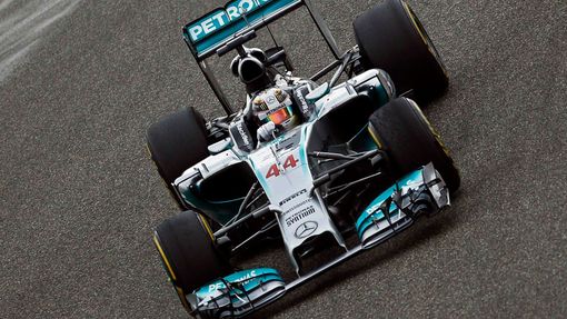 Mercedes Formula One driver Lewis Hamilton of Britain drives during the Chinese F1 Grand Prix at the Shanghai International circuit, April 20, 2014. REUTERS/Carlos Barria
