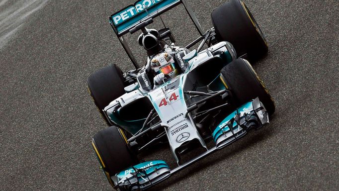 Mercedes Formula One driver Lewis Hamilton of Britain drives during the Chinese F1 Grand Prix at the Shanghai International circuit, April 20, 2014. REUTERS/Carlos Barria