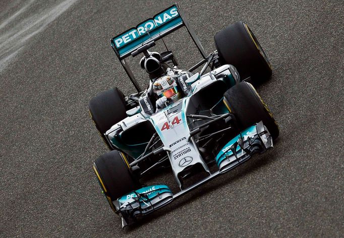 Mercedes Formula One driver Lewis Hamilton of Britain drives during the Chinese F1 Grand Prix at the Shanghai International circuit, April 20, 2014. REUTERS/Carlos Barria