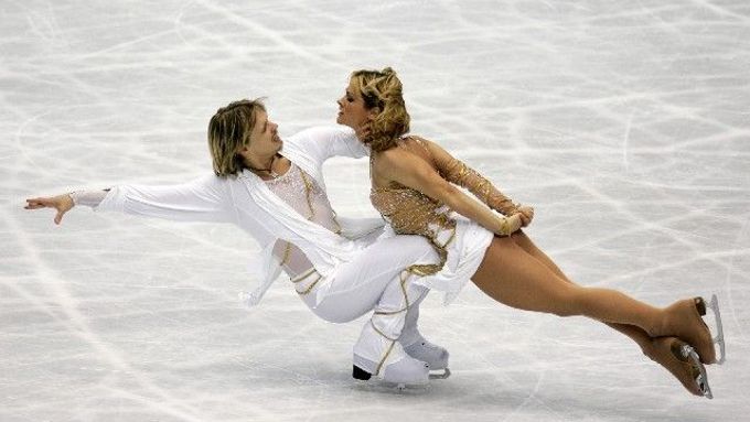 Bulhaři Albena Denkovová (vpravo) a Maxim Stavijski obhájili na krasobruslařském mistrovství světa titul v kategorii tanečních párů.
