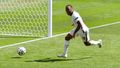 Raheem Sterling slaví gól na 1:0 v zápase Anglie - Chorvatsko na ME 2020