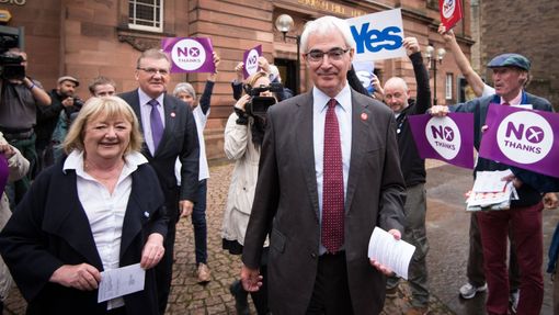 Bývalý kancléř státní pokladny a vůdce Better Together (Raději spolu) kampaně, Alistair Darling, se svou manželkou před volební místností v Edinburghu.