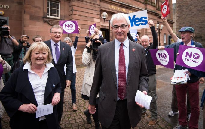 Bývalý kancléř státní pokladny a vůdce Better Together (Raději spolu) kampaně, Alistair Darling, se svou manželkou před volební místností v Edinburghu.