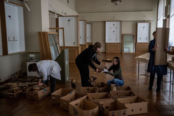 Zaměstnanci Šeptyckého muzea ukládají barokní cennosti do krabic.