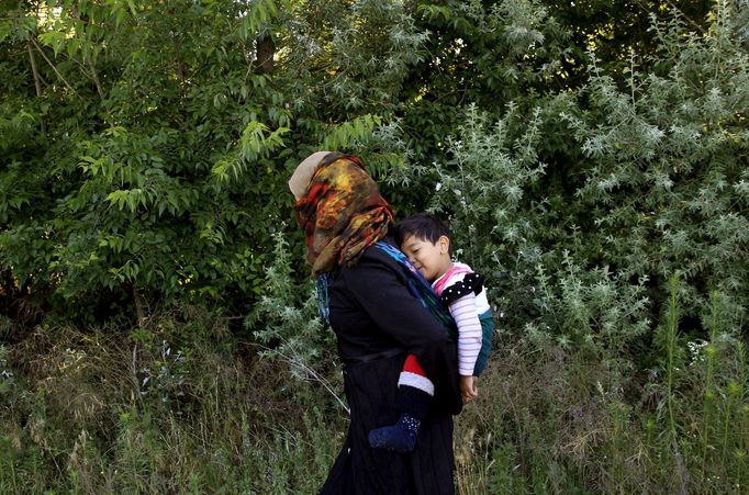 Afghánští uprchlíci ilegálně přecházejí hranice ze Srbska do Maďarska.