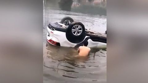 Video: Dramatická záchrana muže s dcerou z potopeného auta