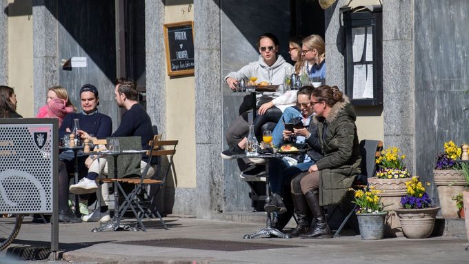 Švédové si slunečné počasí o Velikonocích užívali na zahrádkách restaurací. Snímek ze Stockholmu.