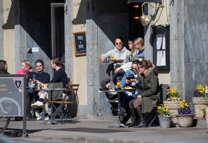 Švédové si slunečné počasí o Velikonocích užívali na zahrádkách restaurací. Snímek ze Stockholmu.