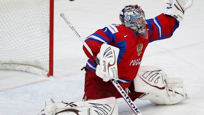 Ruský brankář Semjon Varlamov