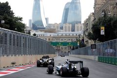 Formule 1 živě: Hamilton v ulicích Baku marně stíhal Rosberga