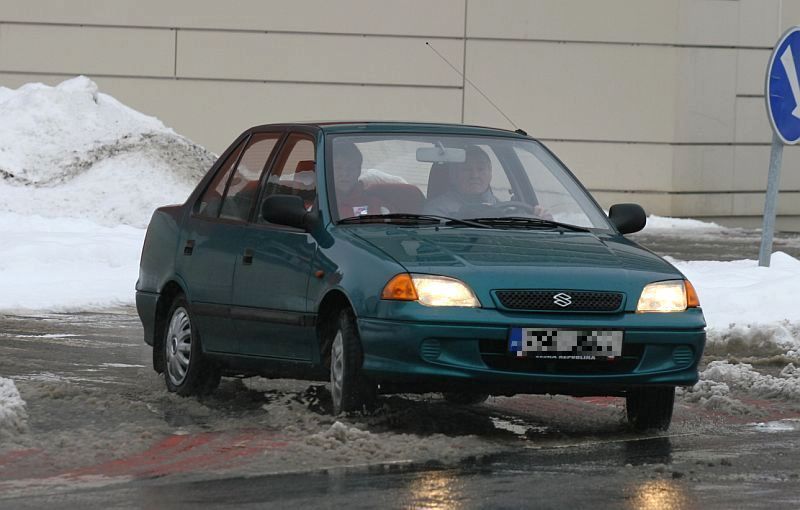 Po kalamitě přišlo oteplení. A těžký sníh padá ze střech