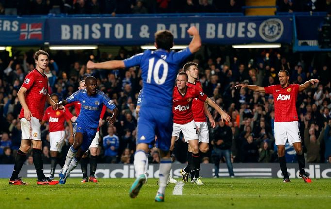 Fotbalista Chelsea Juan Mata slaví gól v utkání Premier League 2012/13 proti Manchesteru United.