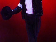 Michael Jackson tančí na olympijském stadiónu v Mnichově - 27. června 1999.