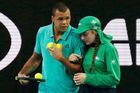 VIDEO Galantní Tsonga pomohl na Australian Open sběračce míčků