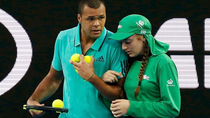 Jo-Wilfried Tsonga pomáhá utřesené sběračce míčků.