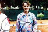 Martina Hingisová na archivní fotce s mladičkým Rogerem Federerem (dole uprostřed) jako podavačem míčků