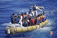 Člun s uprchlíky se dostal pod palbu, zemřelo 33 Somálců