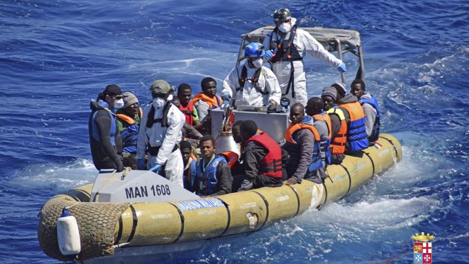 Migranti na člunu u italských břehů.