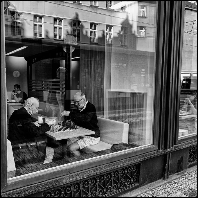 Eduard Palíšek: Pražská sezóna. Fotografie z výstavy v pražské Fragment Gallery