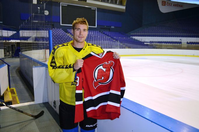 Rostislav Olesz s dresem New Jersey Devils