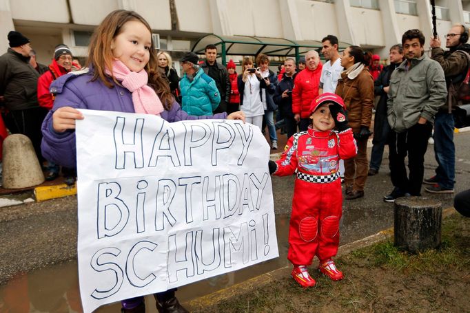 Fanoušci Ferrari před nemocnicí v Grenoblu, kde leží Michael Schumacher