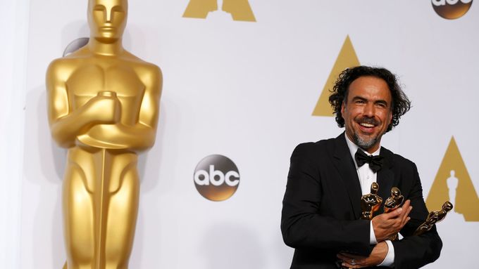 Alejandro González Iňárritu konečně uspěl v oscarovém klání. Právem, protože dokázal prodělat důležitou proměnu od pompézního patosu k černému humoru.