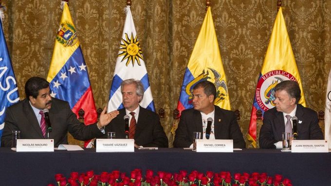 Uruguayský prezident Tabaré Vázquez (druhý zleva) je původní profesí lékař-onkolog.