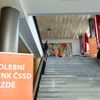 Oranžová záře nad kladnem. ČSSD mluvila s dělníky, rozdávala růže