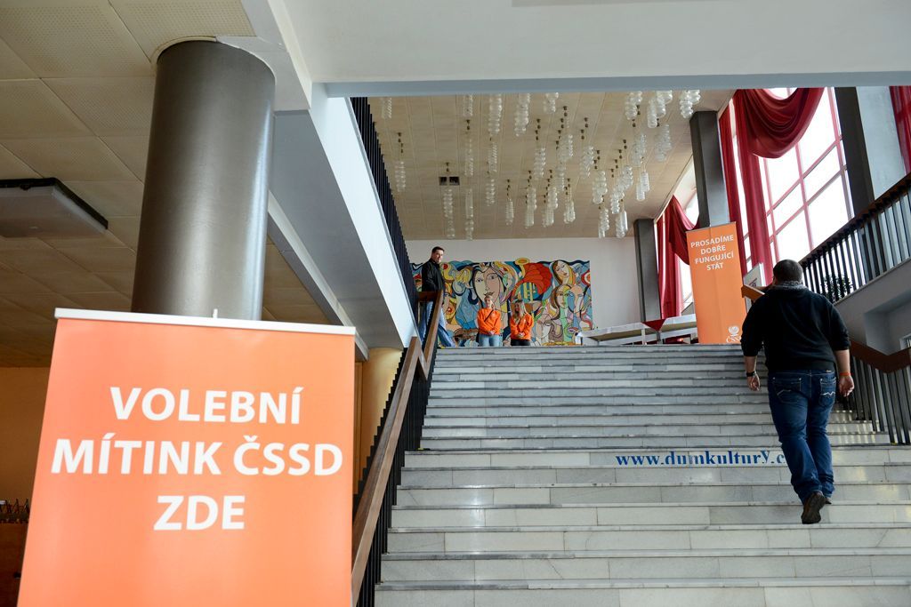 Oranžová záře nad kladnem. ČSSD mluvila s dělníky, rozdávala růže