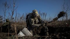 Ukrajinský ženista vykopává raketu na poli v Chersonské oblasti